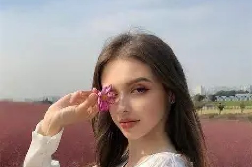 女星超大牌排场惹热议与男助理亲密举动引全网吵翻